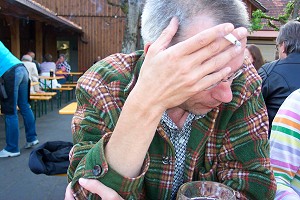 Der Gratulant (hier an einem der schönsten Orte Frankens) wehrt in ungespielter Bescheidenheit die Komplimente ab