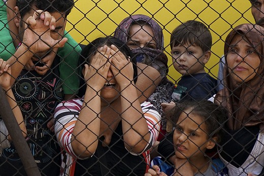 Women_and_children_among_Syrian_refugees_striking_at_the_platform_of_Budapest_Keleti_railway_station._Refugee_crisis._Budapest,_Hungary,_Central_Europe,_4_September_2015._(3)_(c)_Mstyslav_Chernov